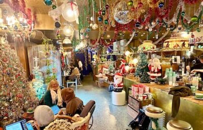 Christmas madness is (already) coming to Montreal thanks to this business with 90 Santas