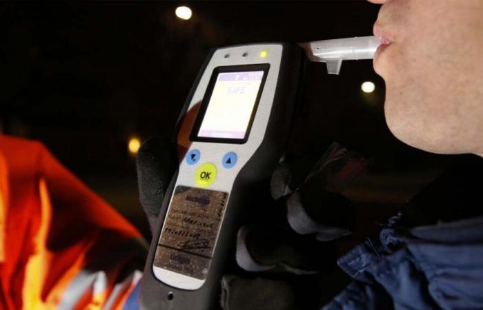 Drunk, he tries to break a record for alcohol while driving: the police reveal the result of the breathalyzer