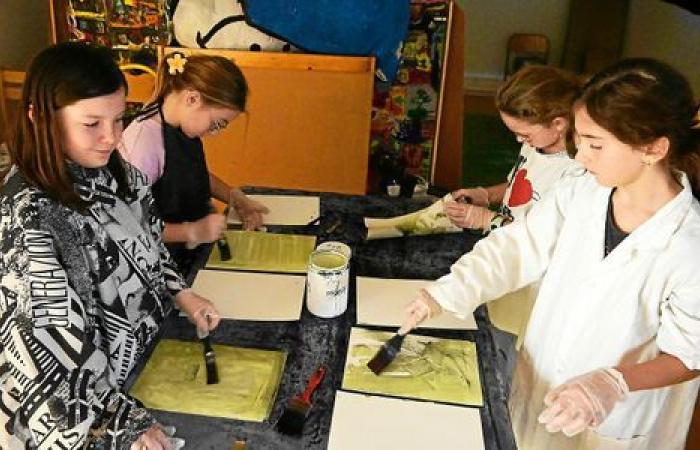 In Plougasnou, students make a sea monster for the Bay of Books festival [En images]