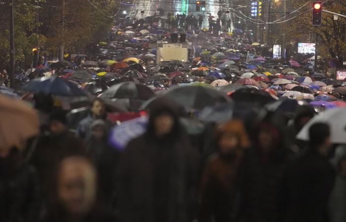 Thousands of Serbs demand the departure of the prime minister