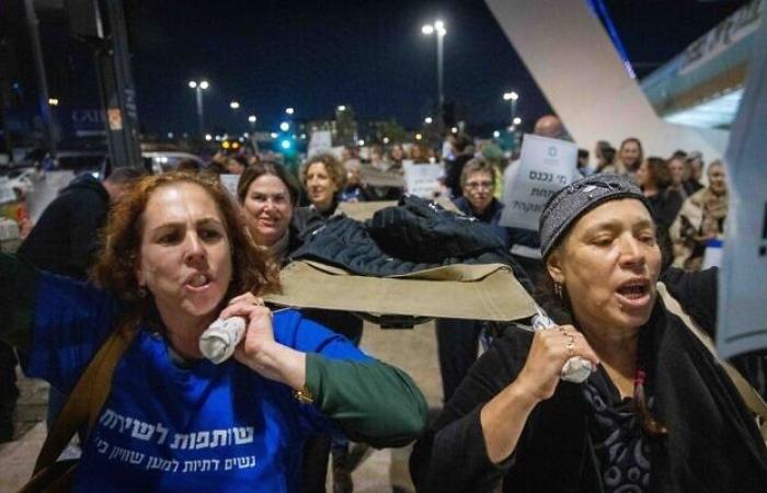 “Enough is enough”: Nuns march with stretchers in Jerusalem against Haredim exemption