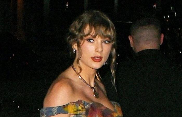 Taylor Swift brings the skirt suit up to date by combining it with a Victoria's Secret corset on sale for less than €40