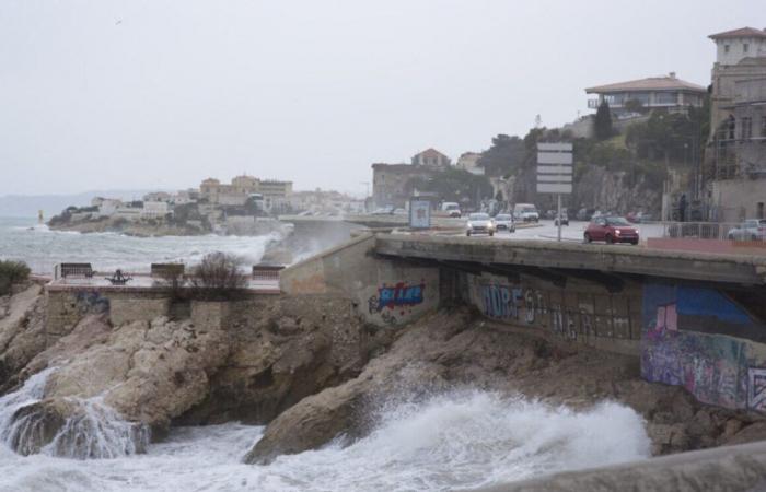 Weather in Marseille. The storm warning is triggered, what will happen