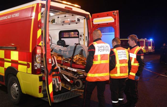 A car crashes into a tree, two people extricated and hospitalized in absolute emergency