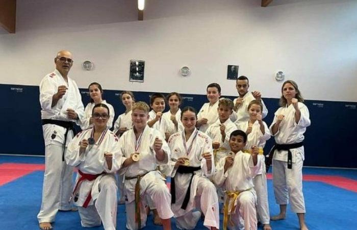 Saint-Sylvestre-sur-Lot. Medals and great participation from the karate club