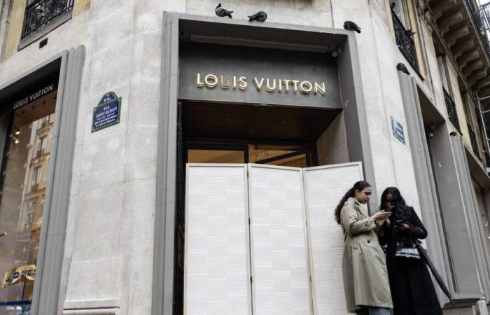 In Paris, a Louis Vuitton store robbed using a ram car