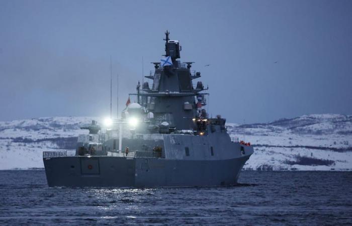 A Russian frigate armed with hypersonic missiles sails in the English Channel