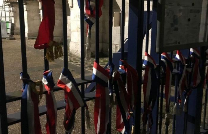 Rouen: elected officials hang their scarves on the prefecture gates to protest against the draft budget