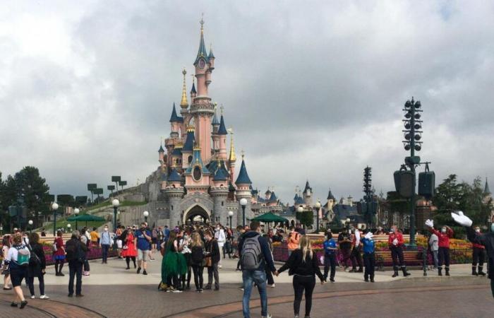 Disneyland Paris charges for tickets to the parade: “The magic is crumbling day by day”