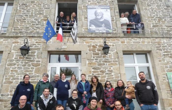 in Brittany, residents mobilized to free Paul Watson, founder of Sea Shepherd