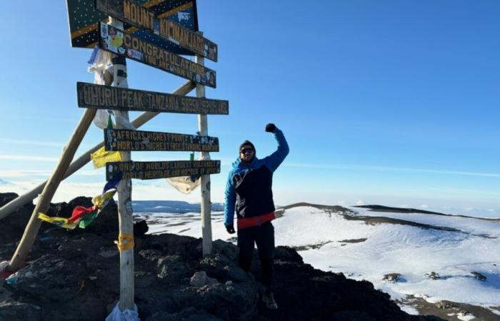 Blésois Terry Bauet at the summit of Kilimanjaro, alone with his diabetes