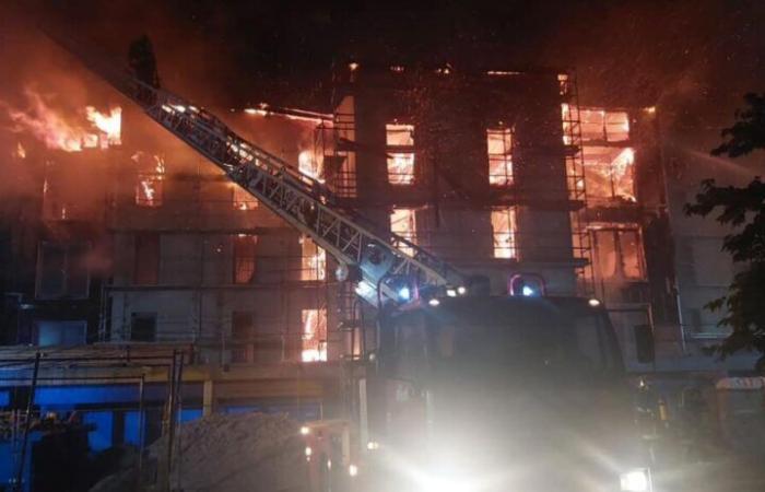 The future Biganos gendarmerie engulfed in flames, firefighters still on the scene of the fire