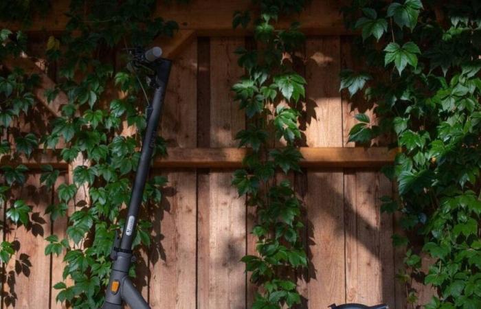 Paris. An elderly person in absolute emergency after being hit by a scooter