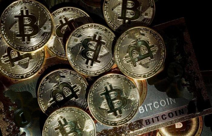 bitcoin oscillates around 90,000 dollars, the dollar soars