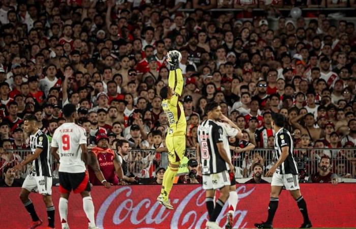 Everson, from Galo, transforms in a sequence against Flamengo