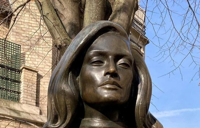 “You have to use both hands, otherwise it doesn't bring luck, but bad luck”: tourists accused of having degraded Dalida's status by “touching her breasts too much”