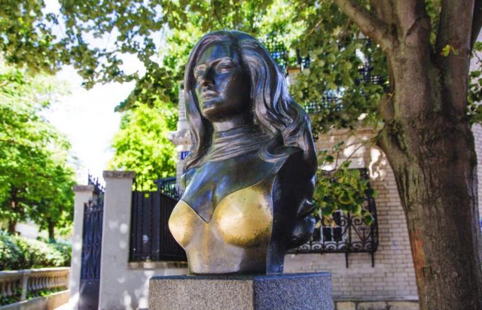 Dalida: the bust with her image in Montmartre victim of inappropriate behavior on the part of tourists