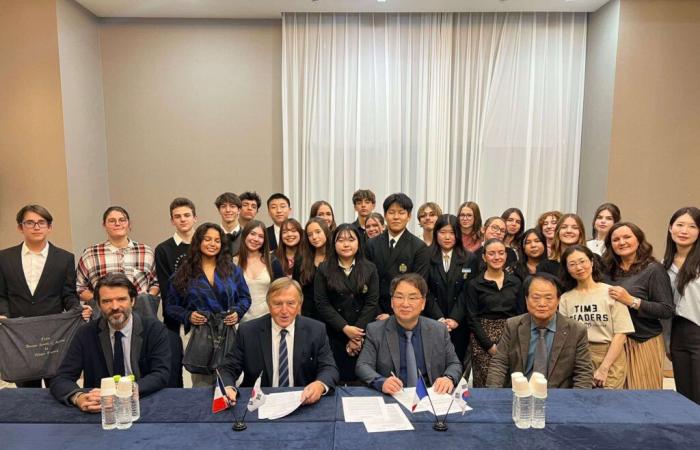 middle and high school students from the Alzon Institute in South Korea