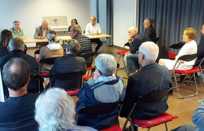 In this commune of Morbihan, public meetings no longer appeal to residents