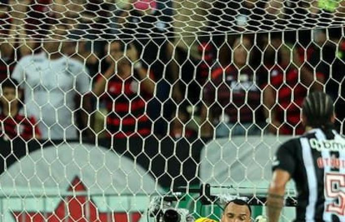 Everson, from Galo, transforms in a sequence against Flamengo