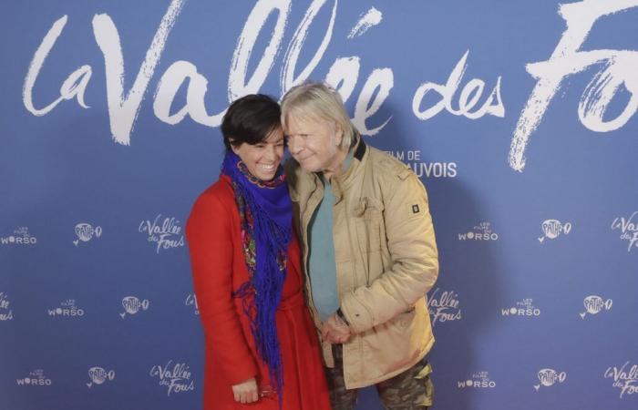 Complicit glances and tender embrace, Renaud and Cerise madly in love in Paris