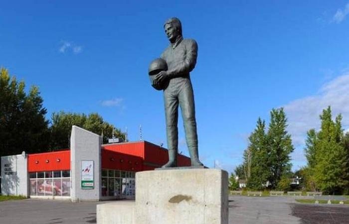 Formula 1 | Gilles Villeneuve statue stolen, Lauda helmet found