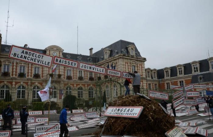 Farmers make themselves heard in front of the Haute-Marne prefecture