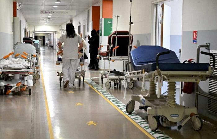 due to lack of space, a patient is treated in the garage of a hospital in Haute-Marne