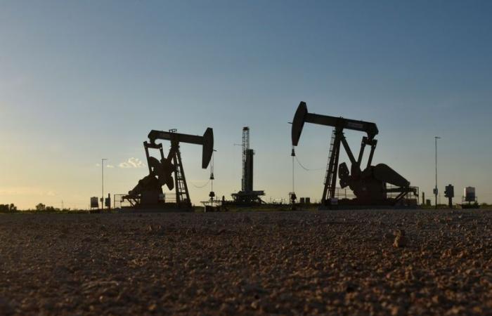 Slightly falling oil prices, forecasts for increased oil production and weak demand growth weigh