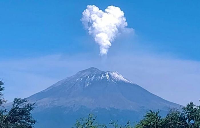 Captivating spectacle: A volcano sends a message of eternal love and revives an old legend