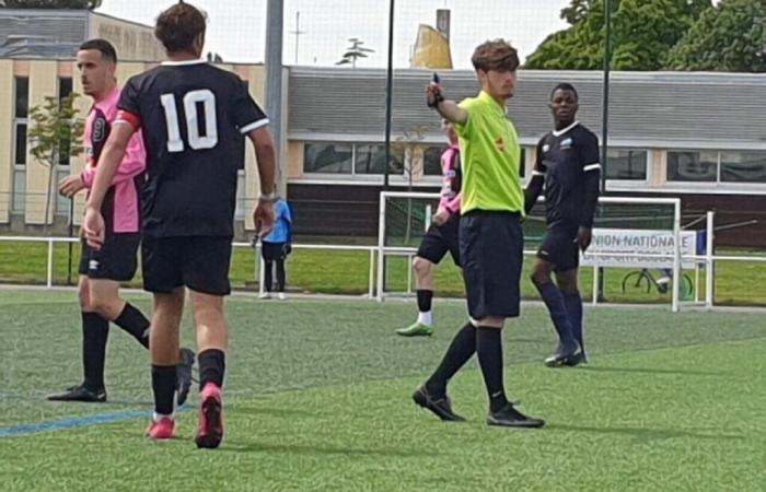 A football player from Orne hits the referee after receiving a red card for a middle finger