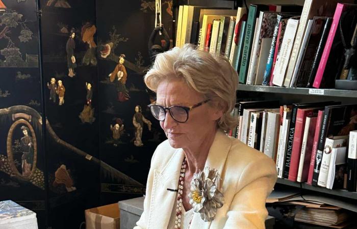 Princess Anne of Bourbon-Siciles presents her book among the flowers by Bernard Depoorter