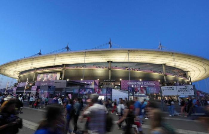 businesses will close in the middle of the afternoon around the Stade de France