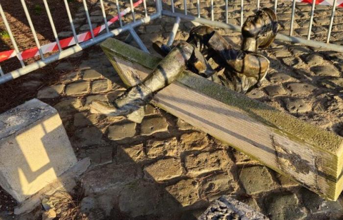 In Nantes, the statue of the young Jules Verne finds itself on the ground again