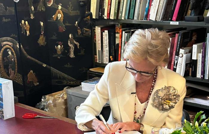 Princess Anne of Bourbon-Siciles presents her book among the flowers by Bernard Depoorter