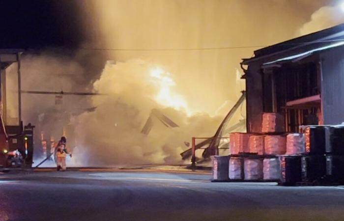 Warwick: fire destroys part of a warehouse