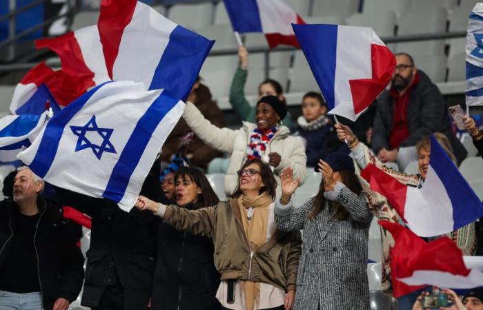 a draw in an almost empty stadium in Saint-Denis