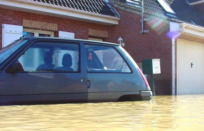 The floods destroy his vehicle, his boss threatens him!