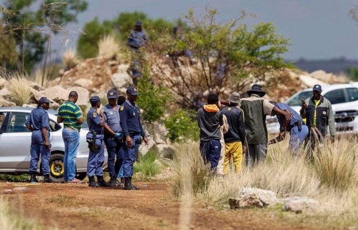 Thousands of illegal miners refuse to come out of a pit