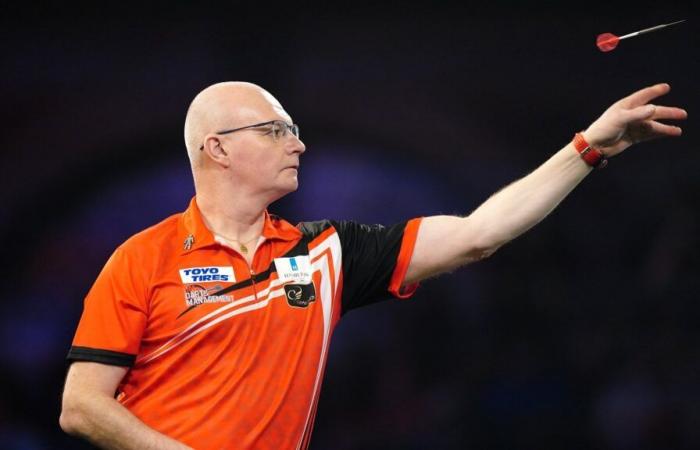 Mansell marches into last eight at Grand Slam of Darts