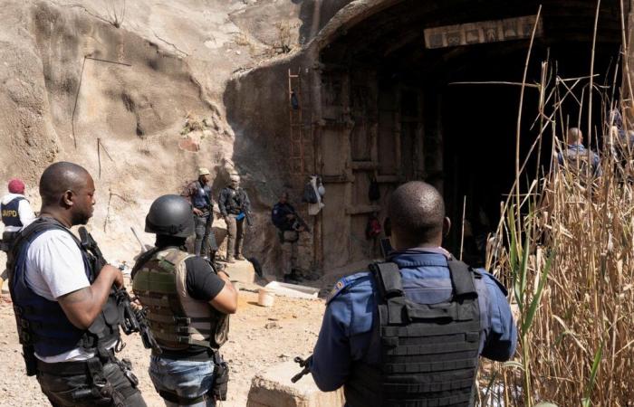 4,500 illegal miners trapped underground and besieged by police