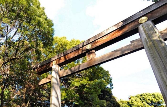 American engraves letters on Japanese shrine