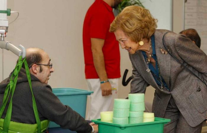 Queen Sofia visits an institute specializing in neurological care