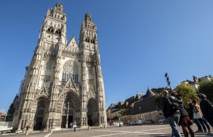 three churches desecrated, Saint-Gatien cathedral targeted by tags