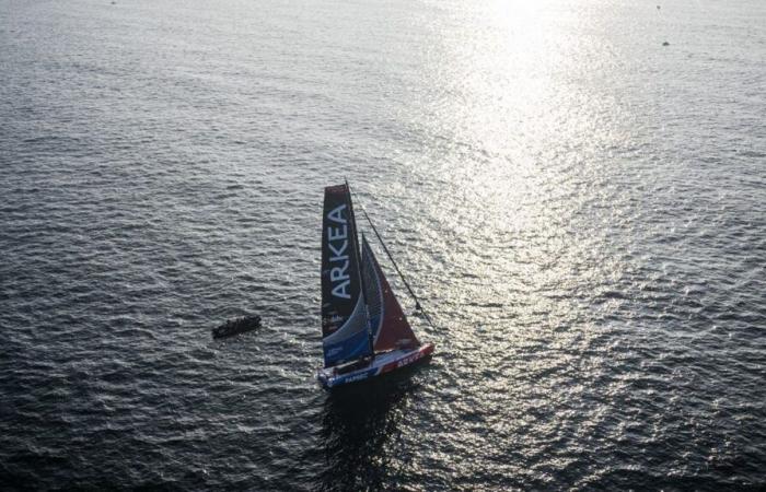 Yoann Richomme remains at the top of a very tight ranking after passing Madeira… Follow the position of the skippers live