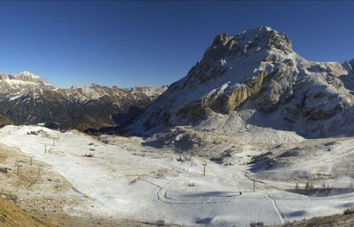 Snowfall in the Dolomites, announcement of winter