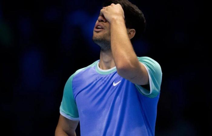 The cold from the first match eliminates Alcaraz, who is already looking to the Davis final as Rafa Nadal bids farewell