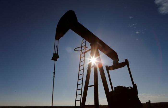 Oil Slumps on Oversupply Concerns, Heads for Weekly Loss