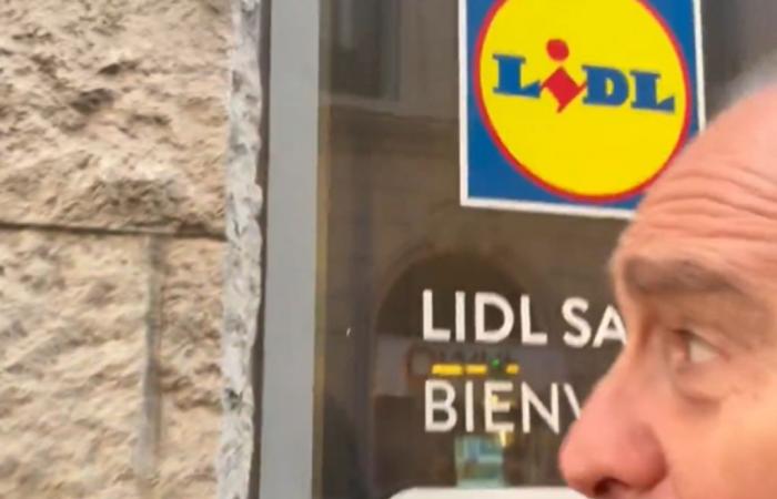 the boss of Free Xavier Niel surprises everyone in front of a Lidl