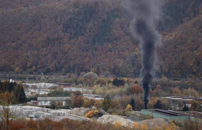 Where does the cloud of smoke that we see from the ring road come from?